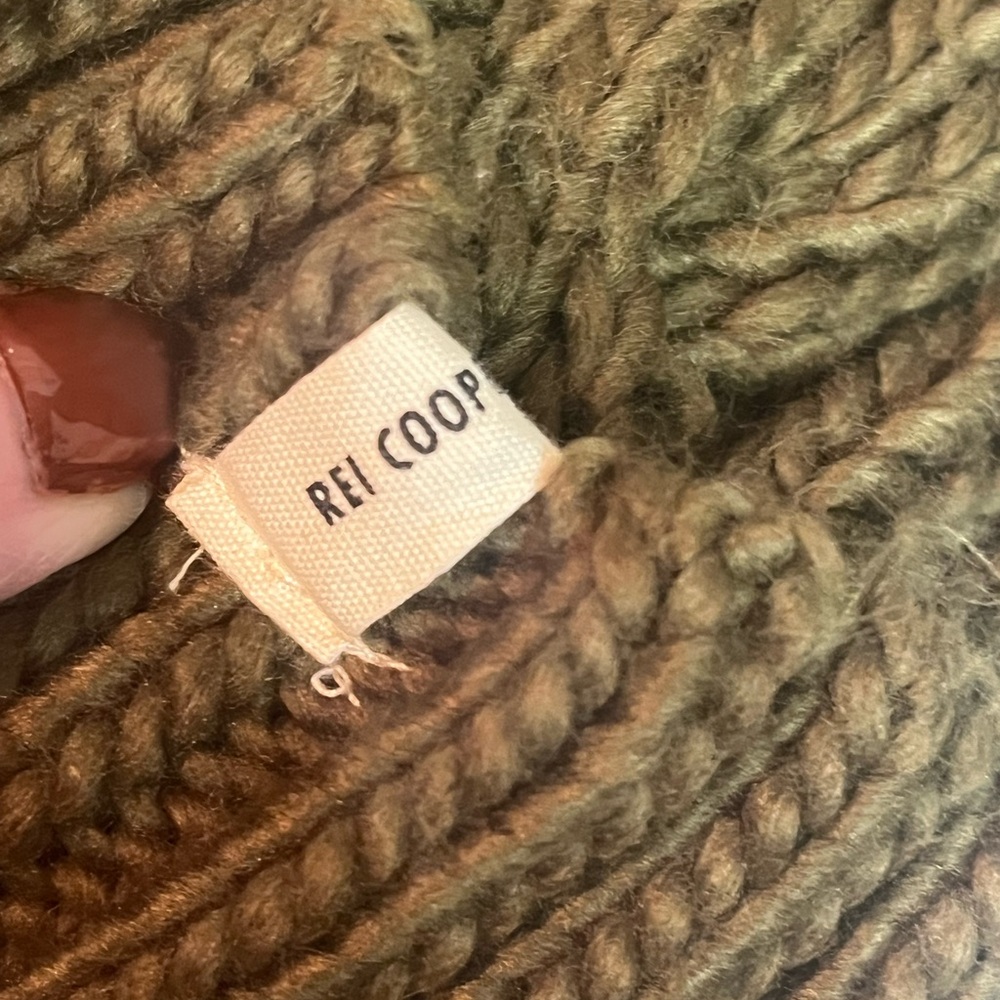 Cozy Knit Pom-Pom Beanie for women - Olive and Cream - Picture 2 of 2